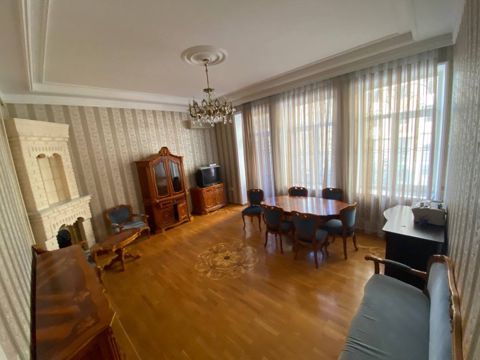 Satılır 5 otaqlı köhnə tikili 159 m² — Bakı