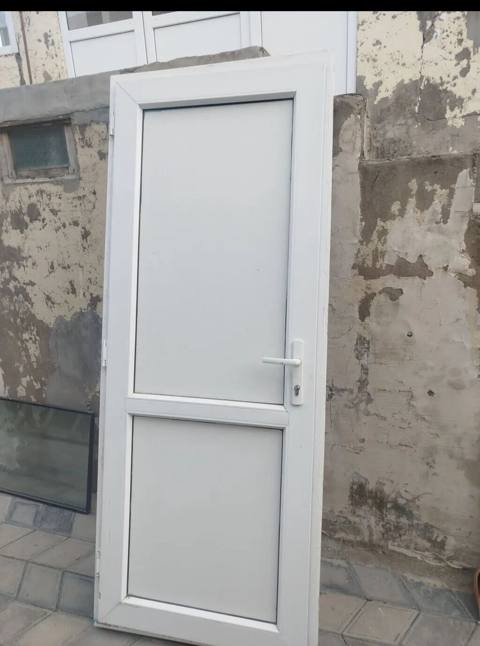 Ağ rəngli PVC giriş/qapı yarpağı plastik qapı və pəncərə var istəyən — Дигях