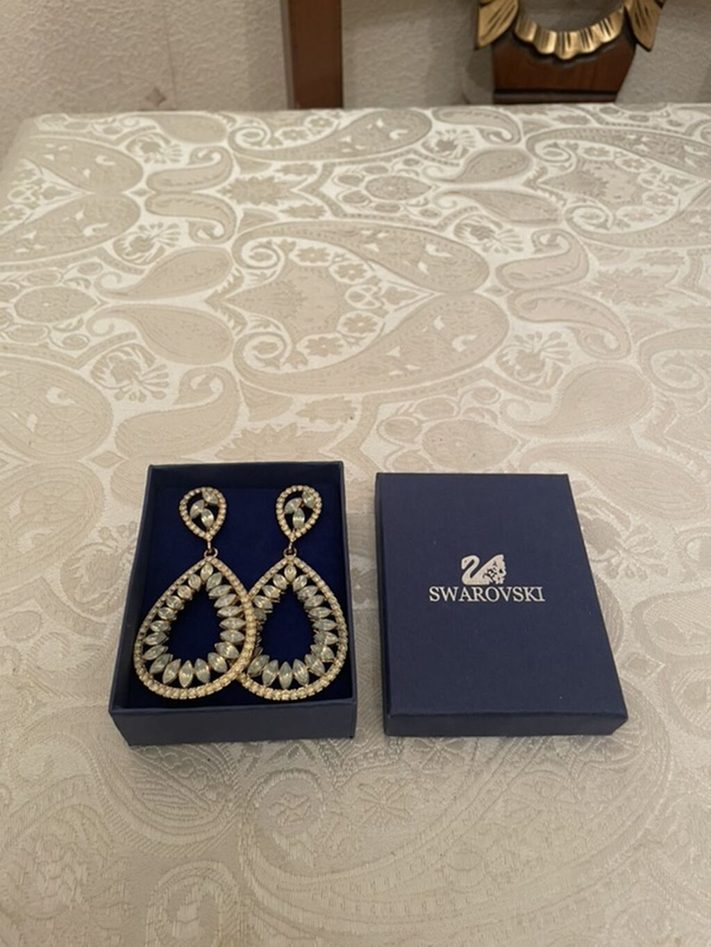 A klass Swarovskidir. Tezedir — Sırğa, Bakı