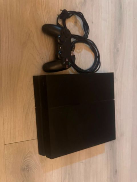 Playstation 4 satilir. Çox az istifadə olunub. Hətda toplamda istifade — Bakı