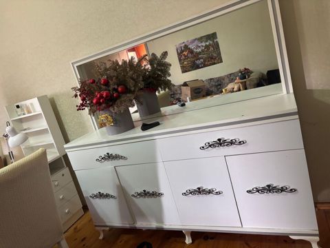 Ağ rəngli geniş komod güzgü ilə - Klassik-stil dizayn: ağ korpus — Bakı