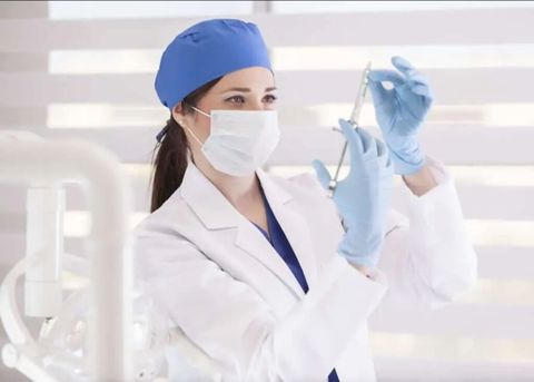 Təcrübəli tibb bacısı vena və əzələ daxili iynələrin vurulması — Bakı