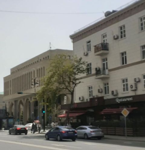 Elmlər Akademiyasi metro tam yani Qoc ət restoranın üstündəki daş 4 — Bakı