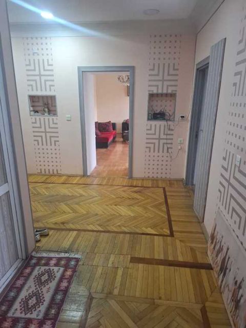 Satılır 4 otaqlı köhnə tikili 135 m² — Bakı