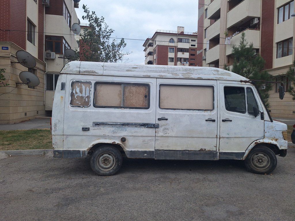 Mercedes 208 D, 2.3 L, 1991 il, 425 000 km 10-NT-814 — Avtomobillər, Bərdə (5)