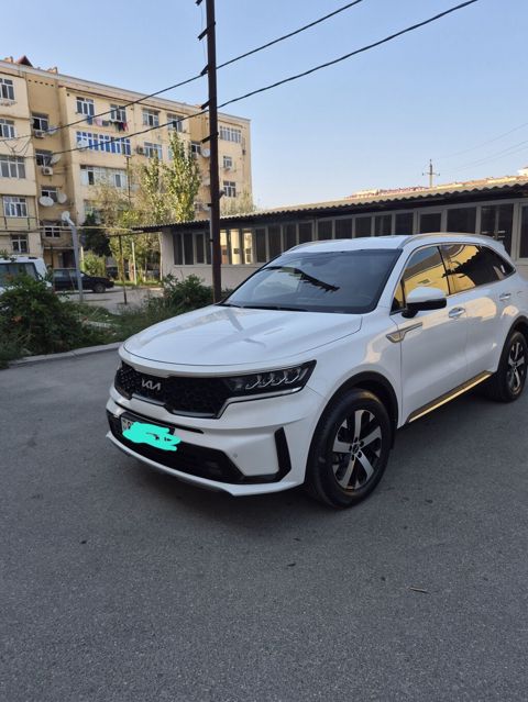 Kia Sorento – ağ mirvari rəngli, müasir dizaynlı 5yer nəfərlik SUV — Xırdalan