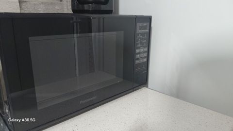 Panasonic mikrodalğalı soba – model NN-ST25HB - Rəng: qara, şüşə ön — Xırdalan