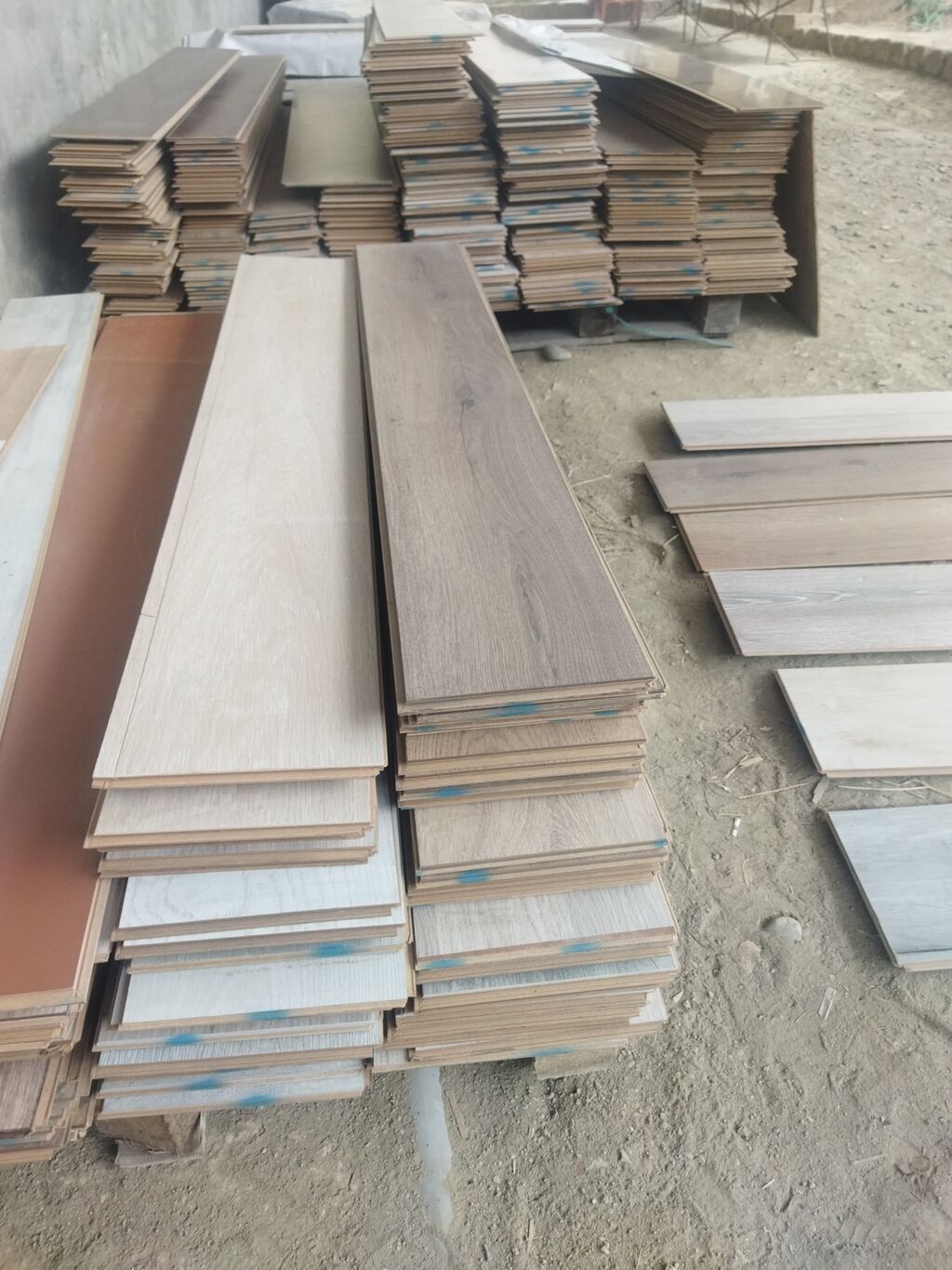 Laminat qarışıq rəng 3 AZN 12 lik 8 lik enli ensiz var evlərə mazayka — Döşəmə örtükləri, Qobu (4)