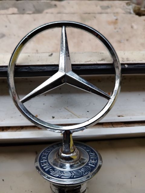 Məhsul: Mercedes‑Benz kapot emblemi (uclarla ulduz loqo) Təsvir — Bakı