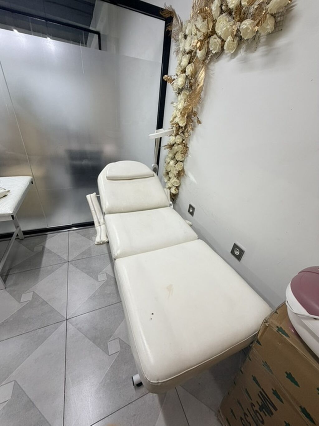 Ağ rəngli kosmetoloji/masaj çarpayısı - Təyinat: kosmetoloji — Salon mebeli, Bakı (3)