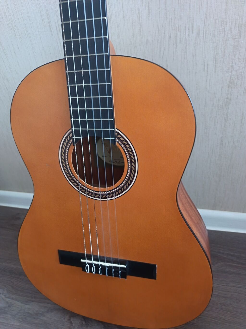Klassik gitara, İşlənmiş, Ünvandan götürmə, Ödənişli çatdırılma — Gitarlar və digər simli alətlər, Saatlı (3)