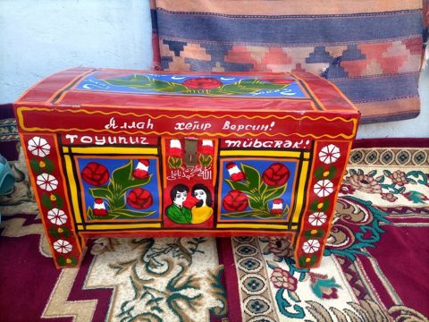 Əl işı boyalı sandıq – milli naxışlı, toy mövzulu - Material: taxta — Bakı