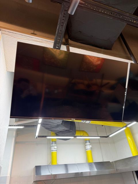 Vegas Smart tv 123 ekran 500 Azn. 950 Azn alinib. Restoranda istifade — Bakı
