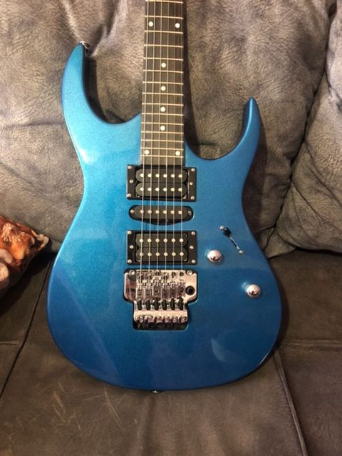 Elektrik gitara – mavi metalik rəngli, superstrat tipli korpus — Digah