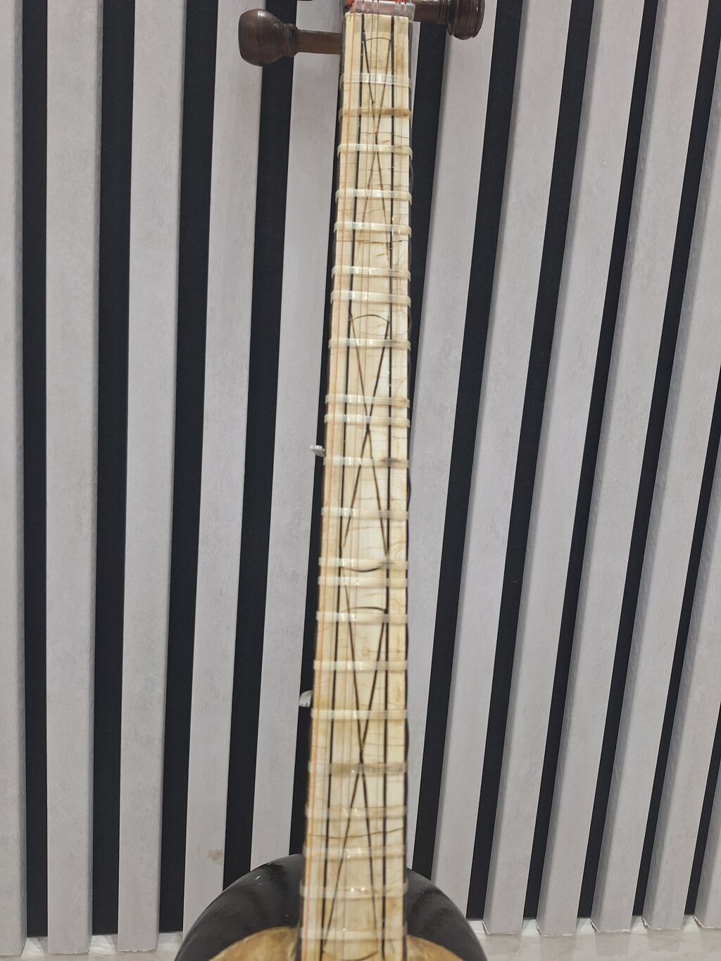 Məhsul: Tar (Azərbaycan milli simli musiqi aləti) Təsvir: - Klassik — Gitarlar və digər simli alətlər, Bakı (2)