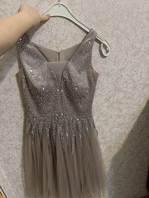 Zərif ziyafət/gecə donu - Rəng: taupe/bej tonlarında - Model: qolsuz — Digah