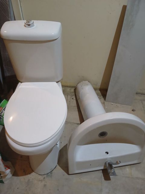 Satılır: hamam/tualet üçün sanitariya dəsti Məhsul tərkibi: - Kompakt — Xırdalan