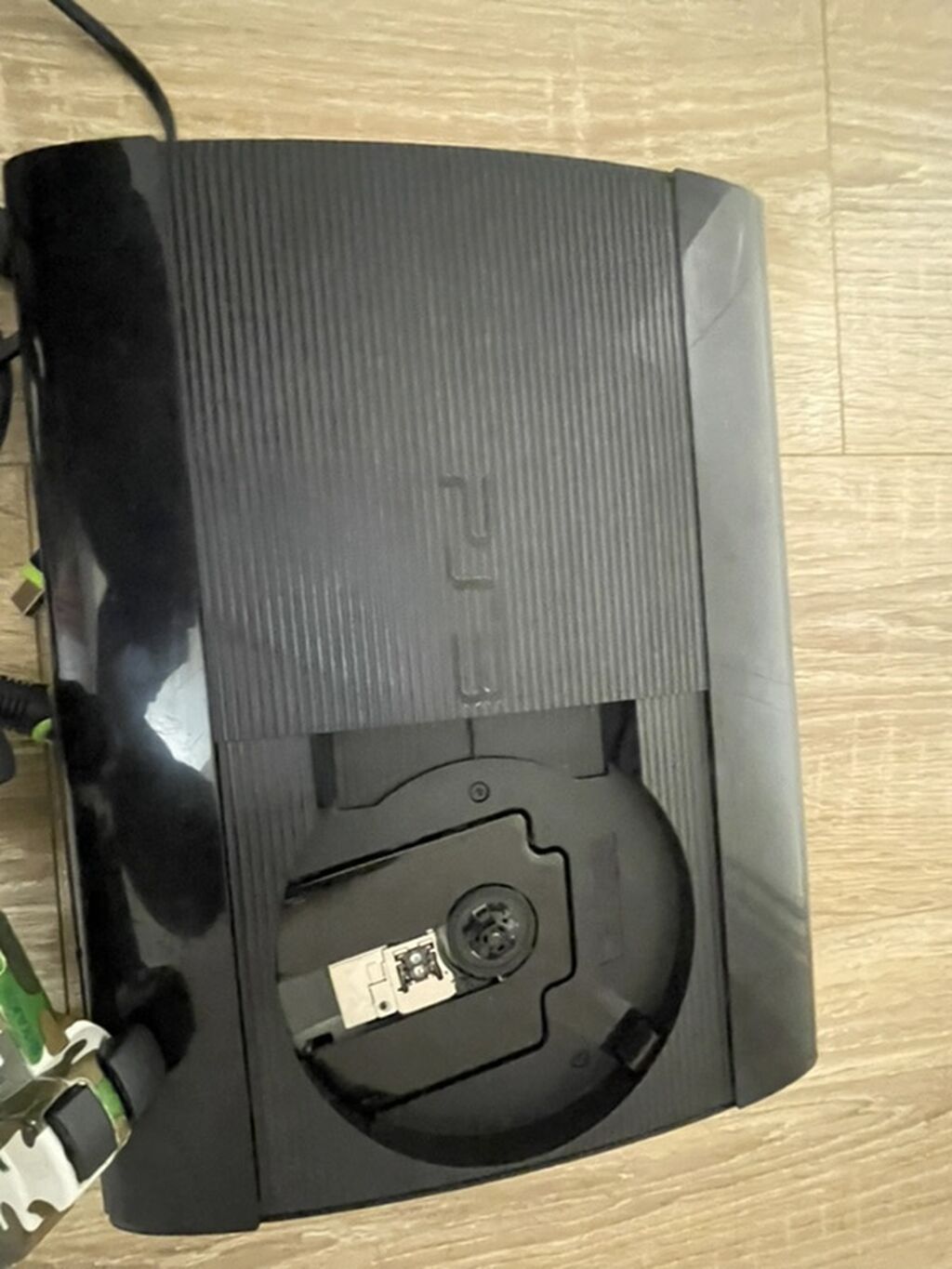 PlayStation 3-də bir az cizig Var vəziyyəti yaxşıdır. Bir pult var — Oyun konsolları, Siyəzən (3)