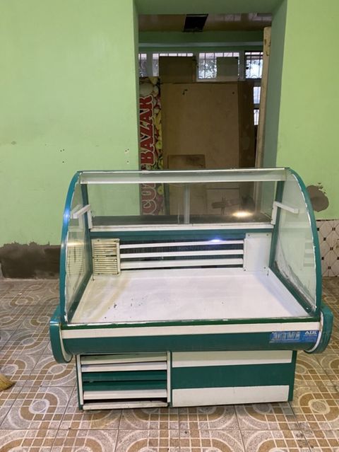 Soyuduculu vitrinin (mağaza vitrin tezgahı) - Üfüqi servisli, şüşə ön — Digah