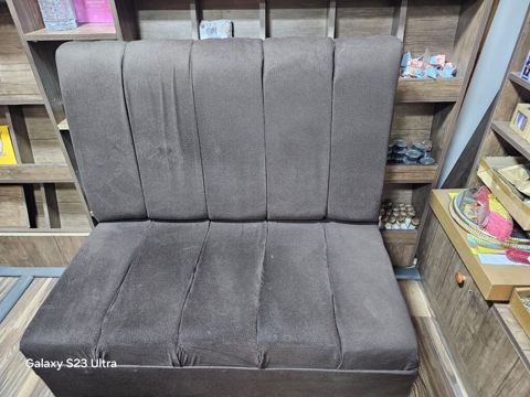Qəhvəyi rəngdə yumşaq parça üzlü iki nəfərlik oturacaq/mini divan — Bakı