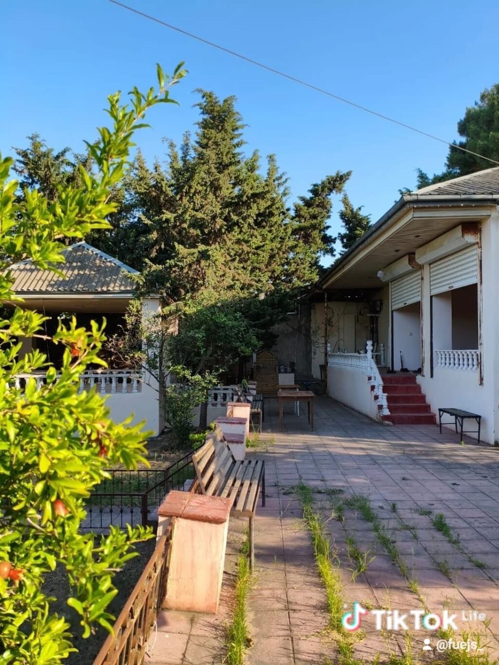 Satılır: həyət evi və torpaq sahəsi - Geniş zal: böyük pəncərələr — Ev, villa, Bakı (5)