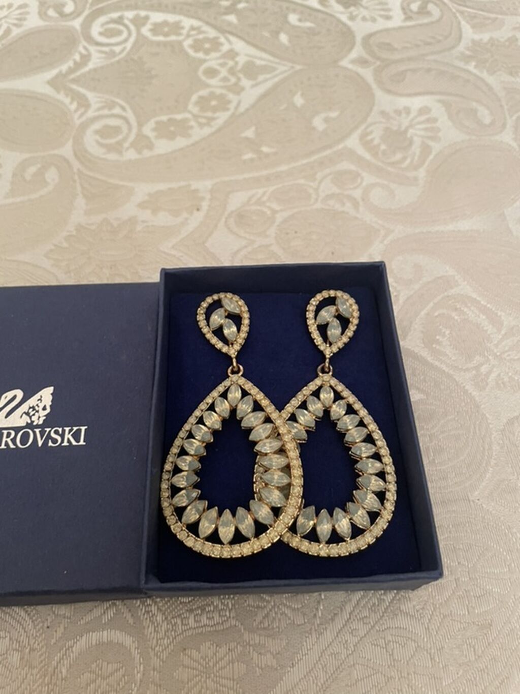 A klass Swarovskidir. Tezedir — Sırğa, Bakı (2)