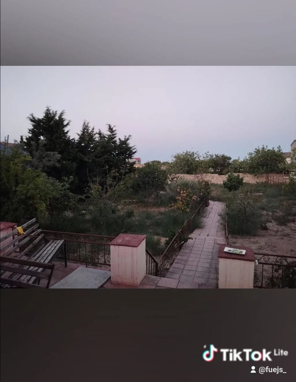 Satılır: həyət evi və torpaq sahəsi - Geniş zal: böyük pəncərələr — Ev, villa, Bakı (6)