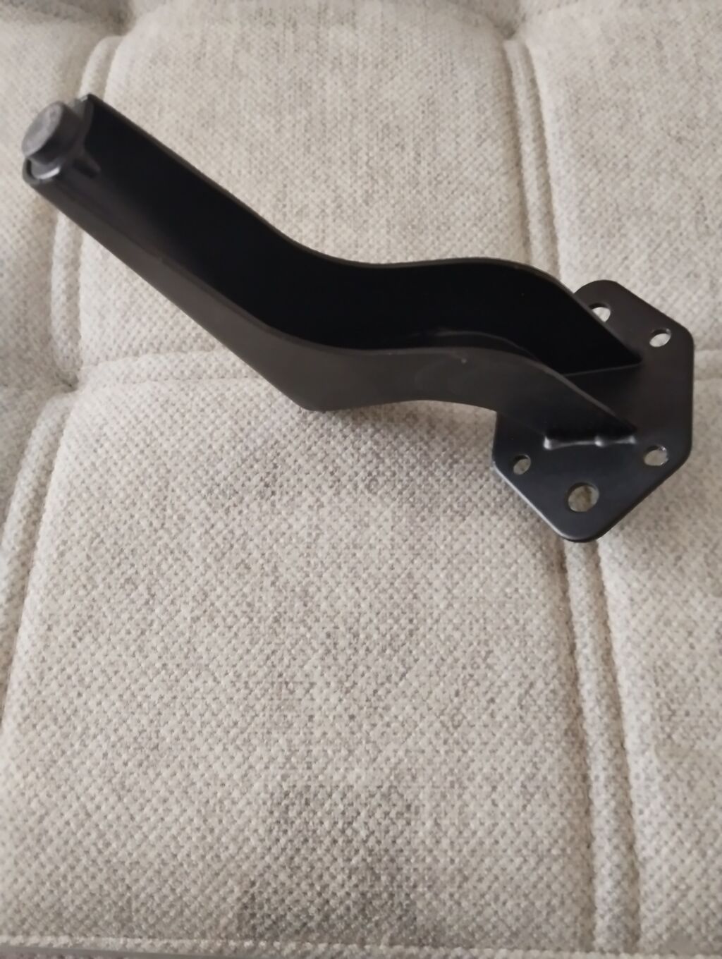 Metal divar/oynaq dayağı – dekorativ S formalı. - Material — Fəliz məmulatı, Bakı