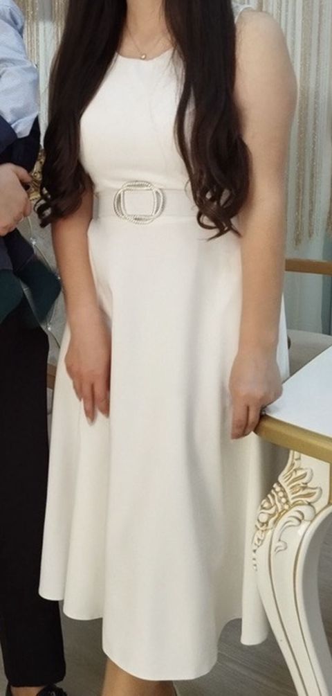 Ağ rəngli zərif qadın donu - Model: midi uzunluqda, A-kəsim ətəkli — Bakı