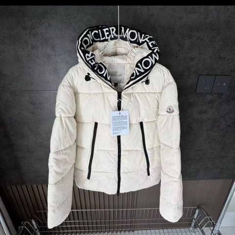 Salam Mall 2 hefte erzinde Bakiya catir Moncler Ağ Gödəkcə — Bakı