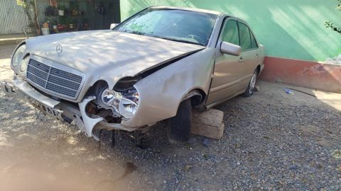 Mercedes E 220, 2.2 L, 1998 il, 401 569 km — İmişli