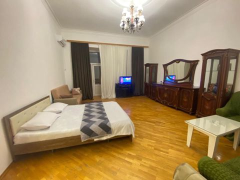 İcarəyə verilir 3 otaqlı köhnə tikili 110 m² — Bakı