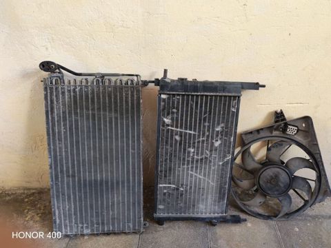 Avtomobil üçün soyutma sistemi hissələri satılır. Şəkillərdə radiator — Masazır