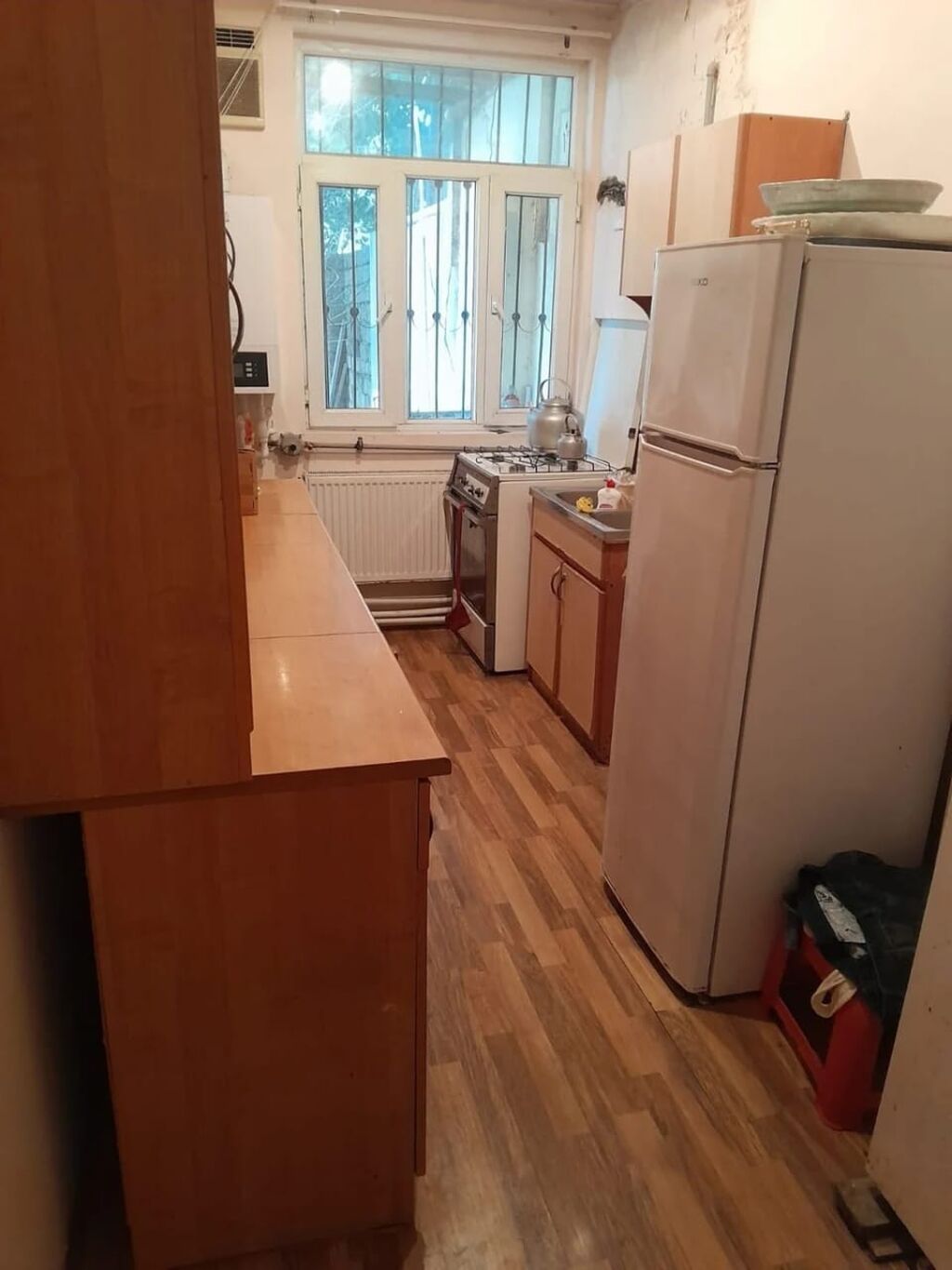 Satılır: həyət evi və torpaq sahəsi - Geniş zal: böyük pəncərələr — Ev, villa, Bakı (9)
