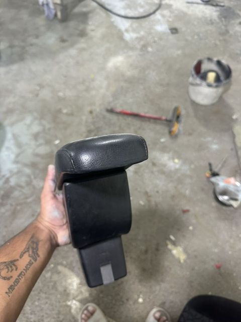 Maşın üçün mərkəzi qoltuqaltı (armrest) və saxlancla qutusu - Rəng — Qobu