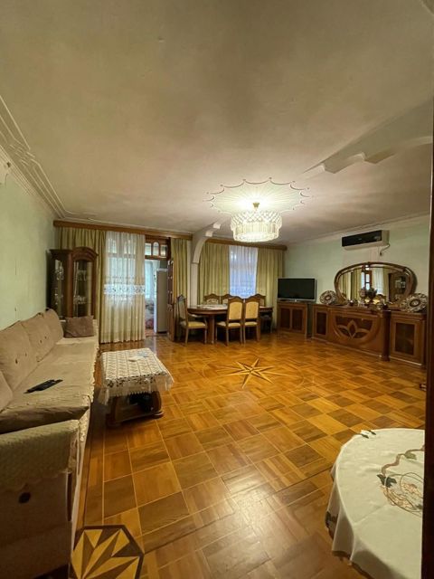 Satılır 4 otaqlı köhnə tikili 111 m² — Bakı