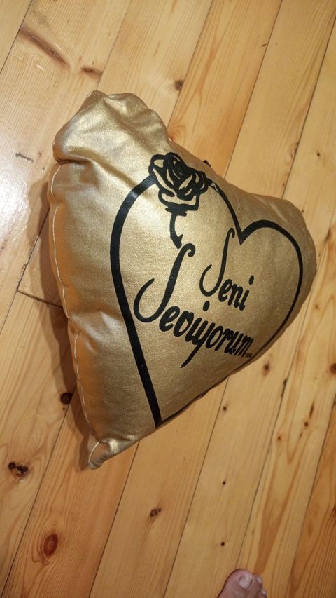 Dekorativ Yeni Sadə Sintepon Yastıq, Ünvandan götürmə — MGR