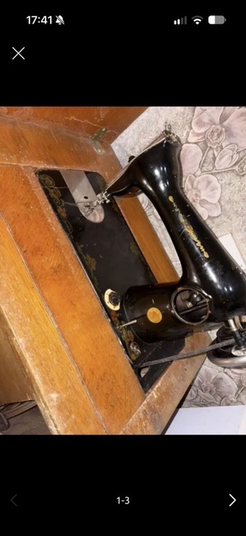 Klassik ayaqla idarə olunan tikiş maşını və taxta dolablı masa — Sumqayıt