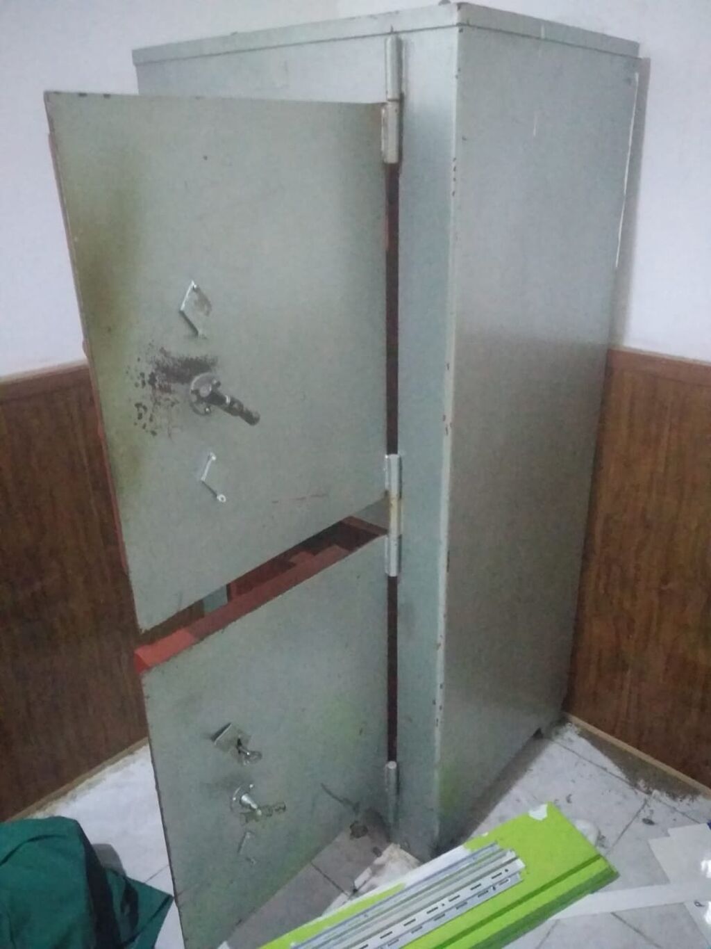 İki bölməli metal seyf - Material: qalın divarlı polad gövdə, ağır və — Seyfləri, Bakı