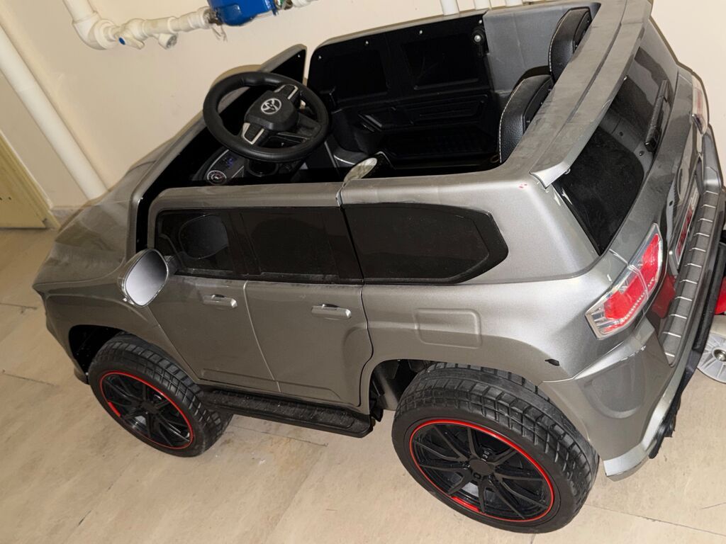Uşaqlar üçün elektrikli minik maşını – SUV üslubunda, boz/metallik — Uşaq avtomobilləri, Bakı (2)