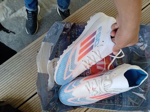 Futbol ayaqqabısı yrni alınıb 1 dəfə geyinilib böyükdü deyə satılır 42 — Bakı