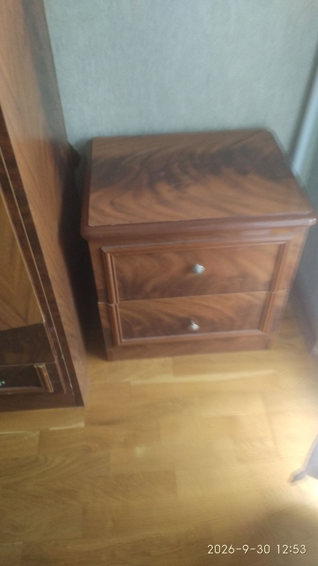 Klassik üslubda massiv ağac mebel dəsti - Rəng və material: Tünd qoz — Qonaq otağı üçün, Masazır