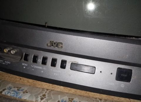 JVC kineskop televizor - Ekran: təxminən 21 düym (4:3) - Girişlər: ön — Digah