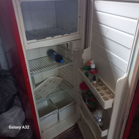 Qırmızı rəngli birqapılı soyuducu - Kompakt ölçülü, məişət və ya ofis — Bakı