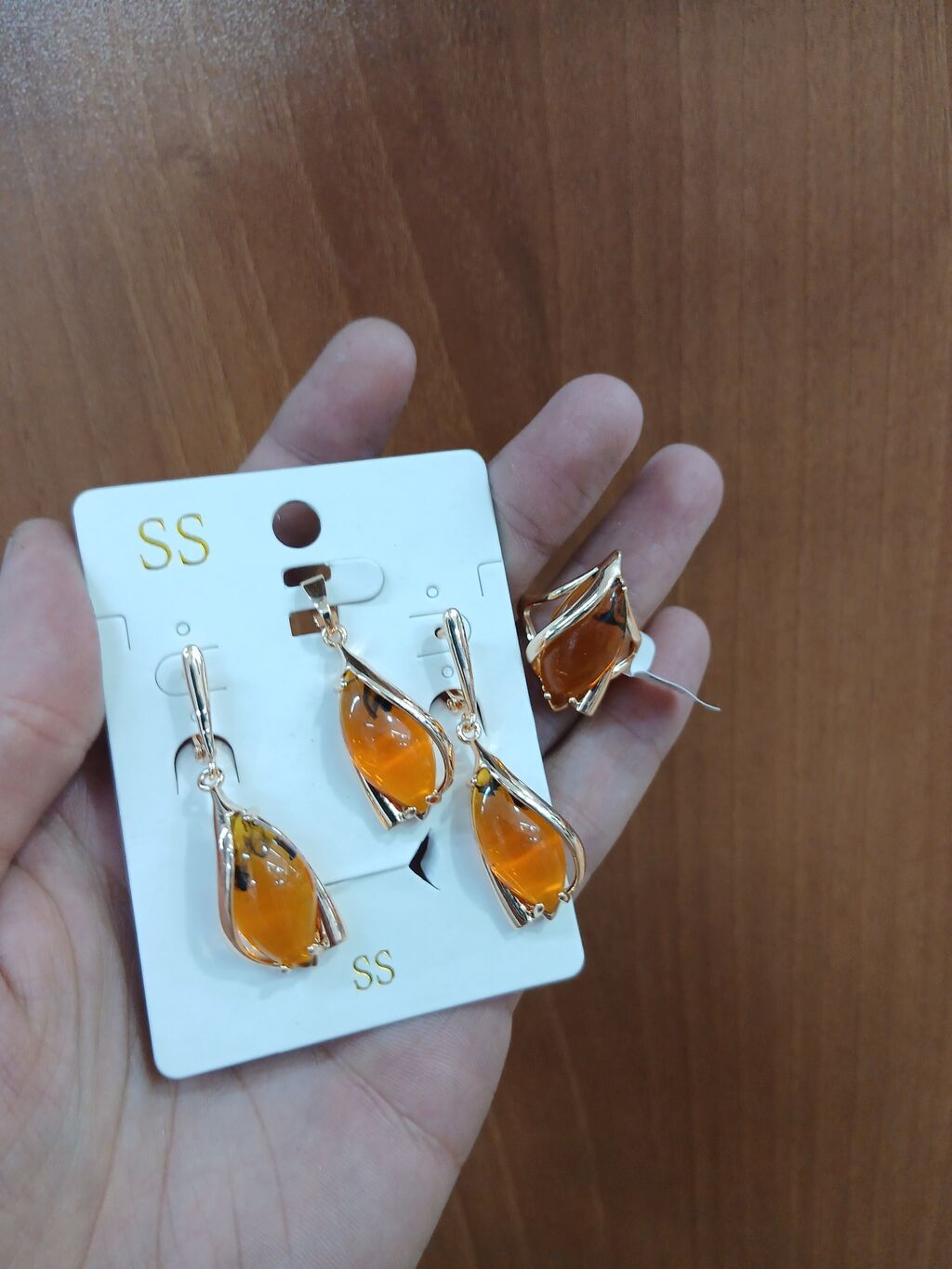 Dəstə daxildir: Sırğa — Təklifler, Bakı