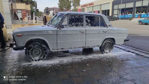VAZ 2106 sedan – klassik sovet modelinin ağ rəngli versiyası. 4 qapılı — Qazax