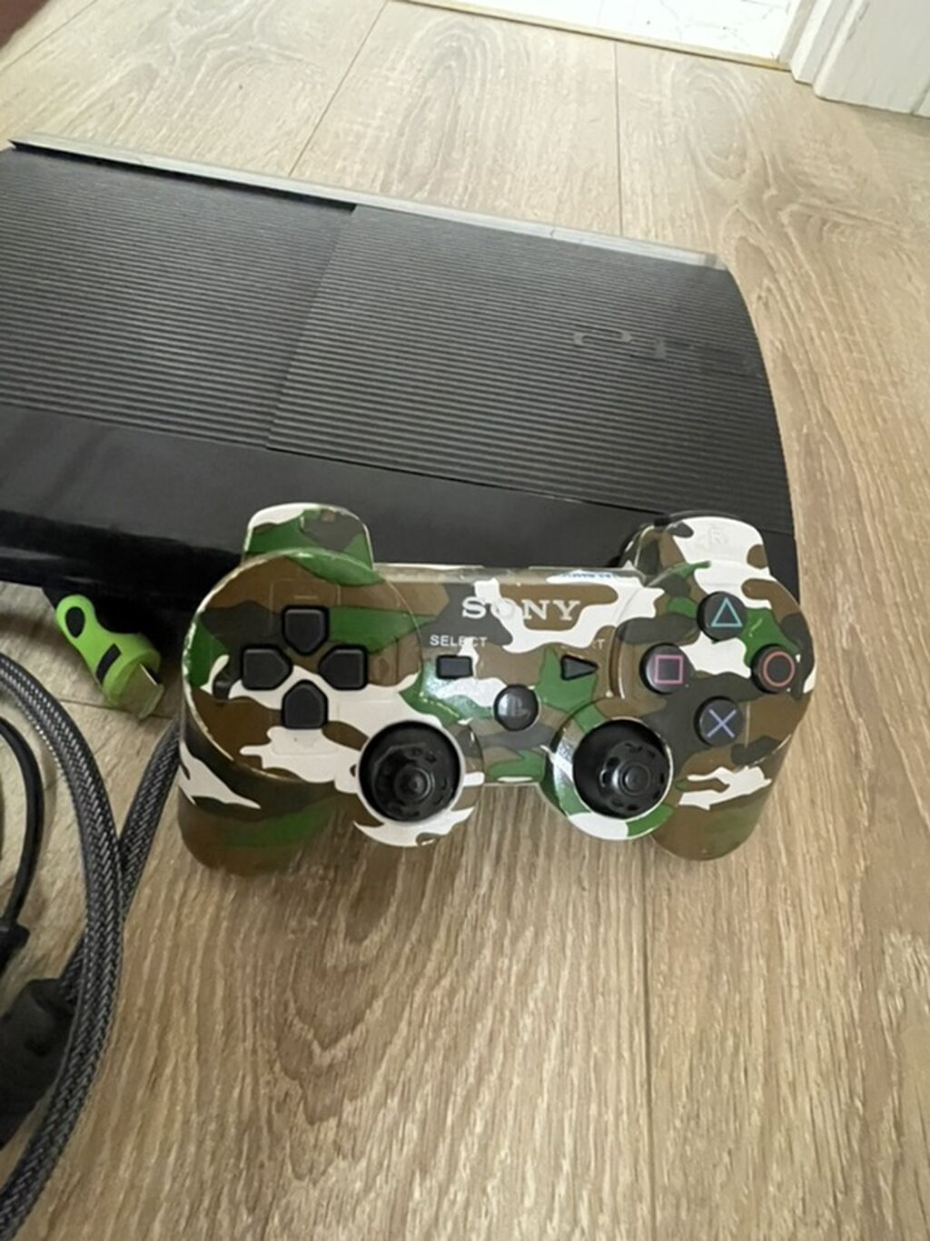 PlayStation 3-də bir az cizig Var vəziyyəti yaxşıdır. Bir pult var — Oyun konsolları, Siyəzən (2)