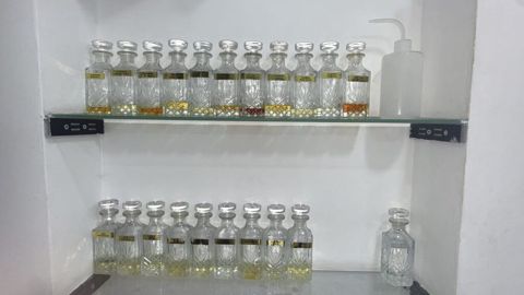 Ətir flakonları sınığı çatı yoxdu az isdifadə olunub 50 dən çoxdu — Bakı