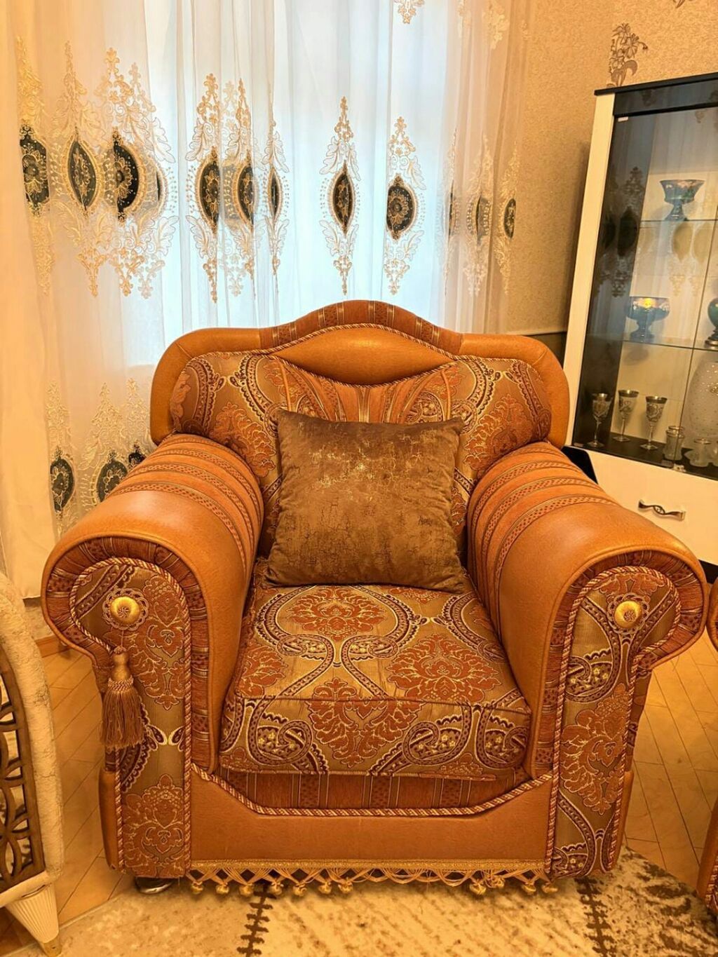 Klassik üslubda yumşaq mebel dəsti Tərkibi: - 3 nəfərlik divan - 2 — Yumşaq mobilya dəstləri, Bakı (4)