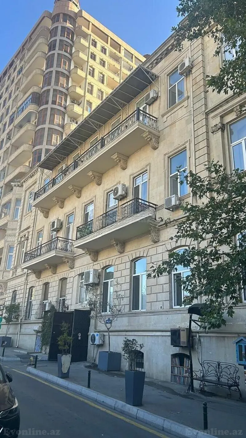 Satılır 3 otaqlı Mənzil Köhnə tikili 108 m² Bakı, Səbail r — Bakı